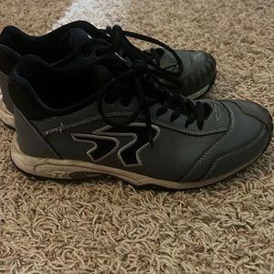 Fast pitch turf shoes